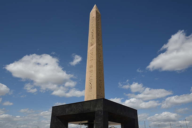 96 MAK_7245.jpg - L’obelisco situato all'ingresso del Museo è dedicato al faraone Ramses II, alto 16 metri e pesa circa 110 tonnellate. È stato scolpito oltre 3.200 anni fa da un unico blocco di granito rosso.